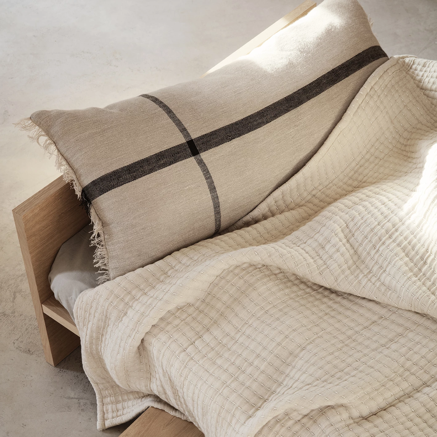 Ferm LIVING Calm Kudde Camel-black 4 Ferm LIVING Calm Kudde Camel-black - Afbeelding 2