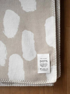 Dots Deken 140x180 Cm 9 Dots Deken 140x180 Cm -beddengoed winkel 506965 01 12 EnvironmentImage 1209a42835