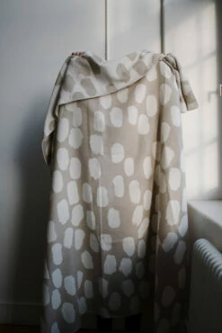 Dots Deken 140x180 Cm 10 Dots Deken 140x180 Cm -beddengoed winkel 506965 01 13 EnvironmentImage 5be4767048