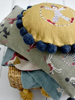 Bloomingville Seamus Kussen Ø40 Cm 9 Bloomingville Seamus Kussen Ø40 Cm -beddengoed winkel 571478 01 10 EnvironmentImage 366d97804b